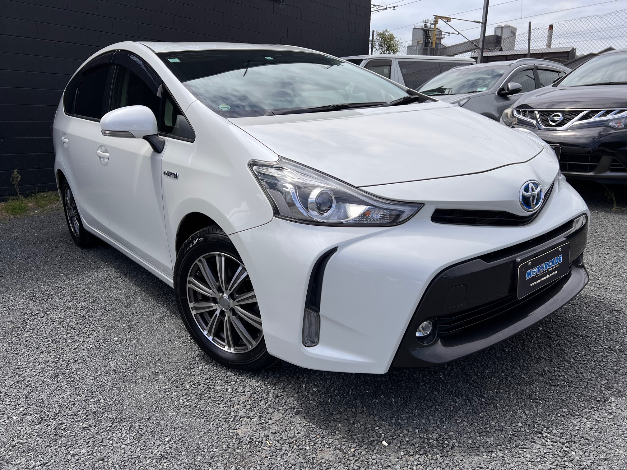 Toyota Alpha Prius 2016 Image 2