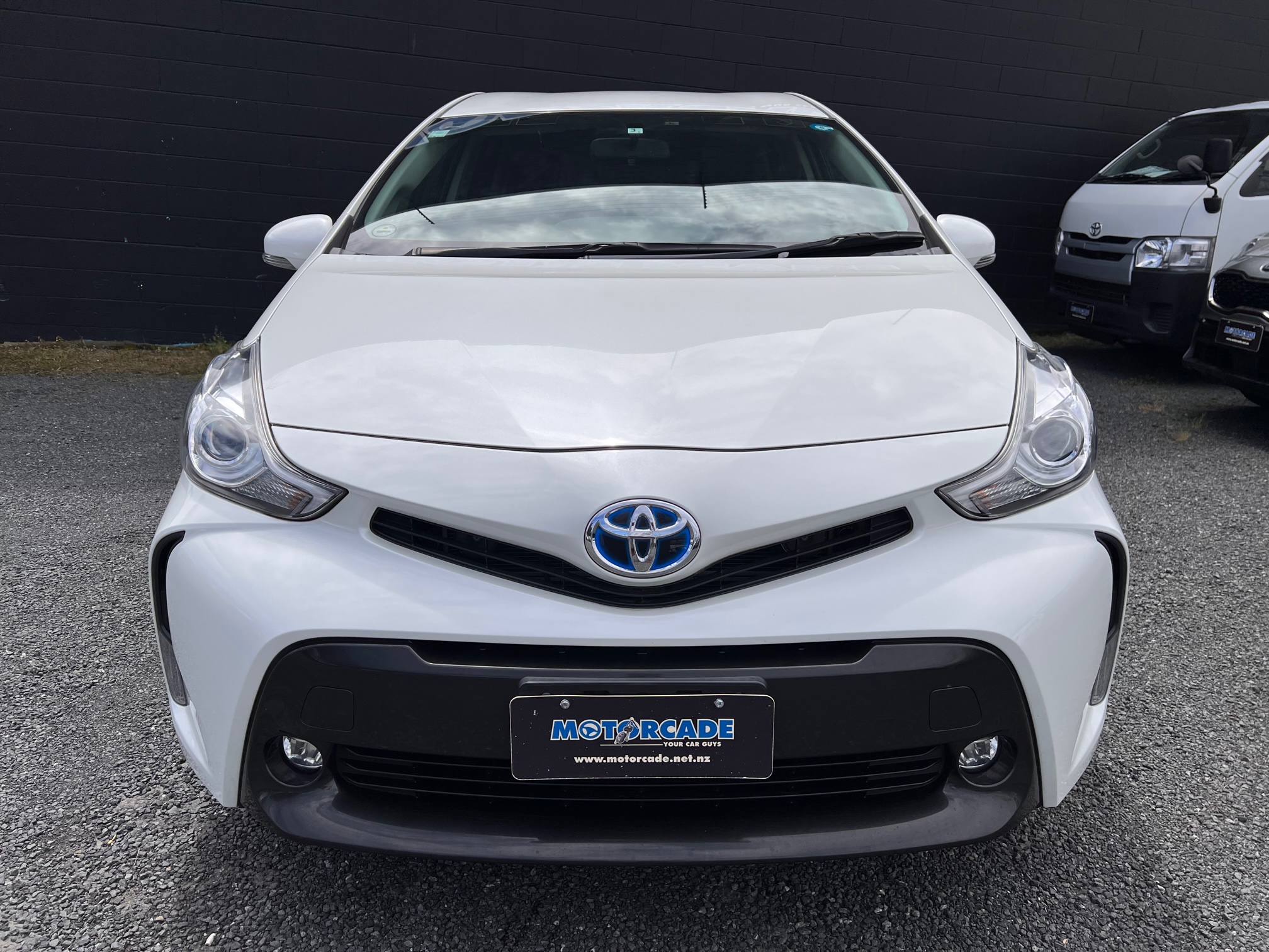 Toyota Alpha Prius 2016 Image 3