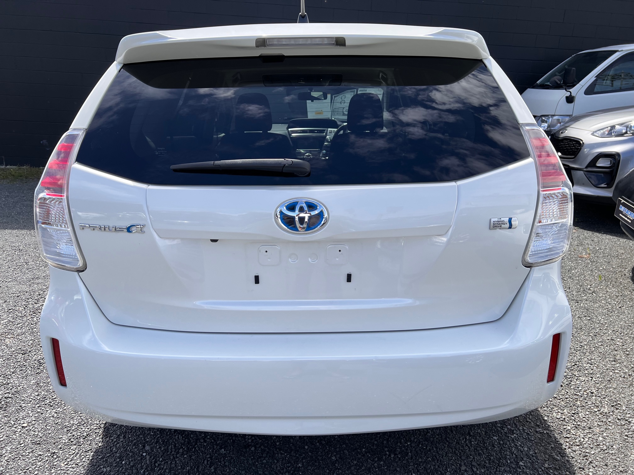 Toyota Alpha Prius 2016 Image 4