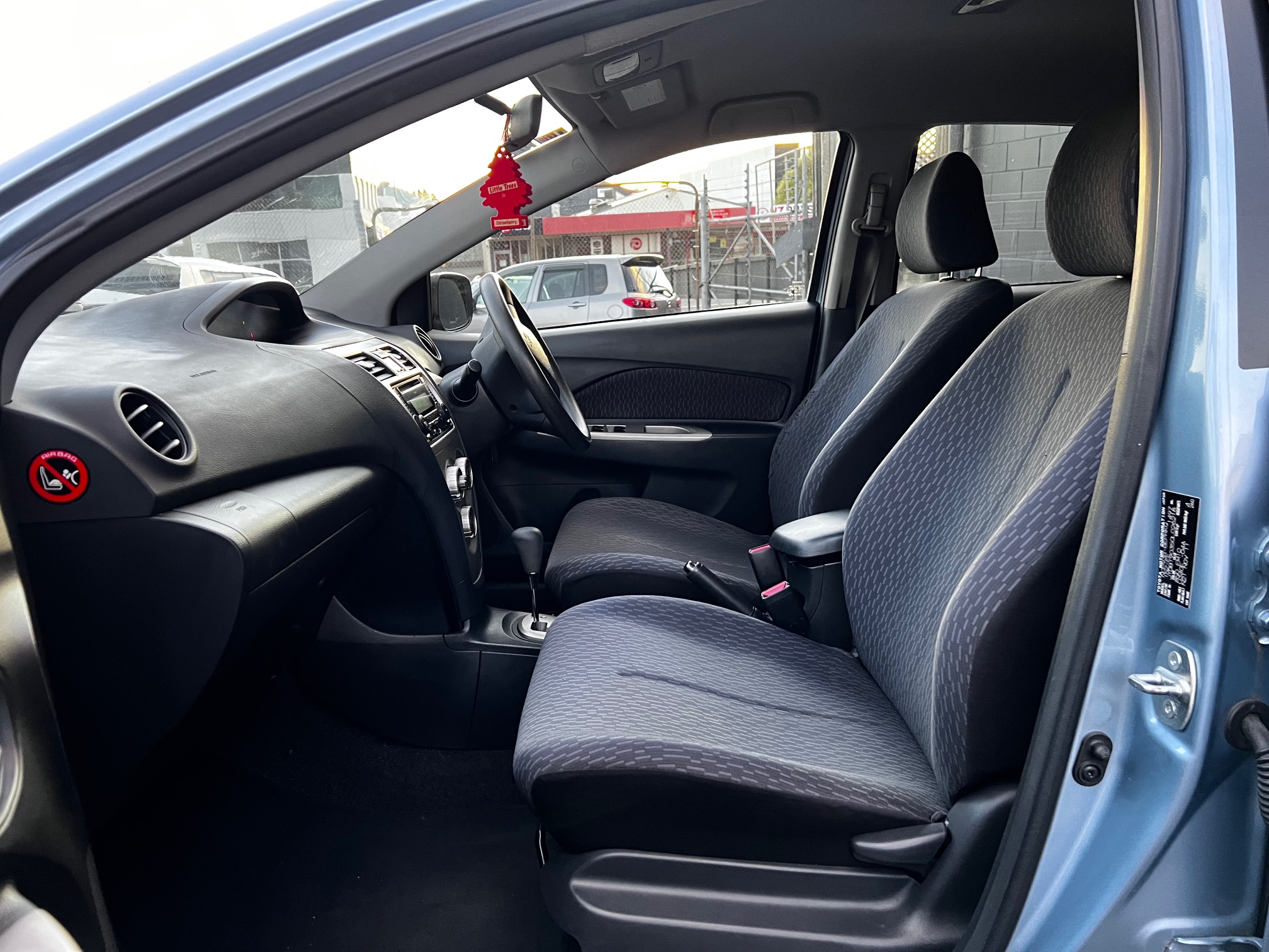 Toyota Yaris 2012 Image 8